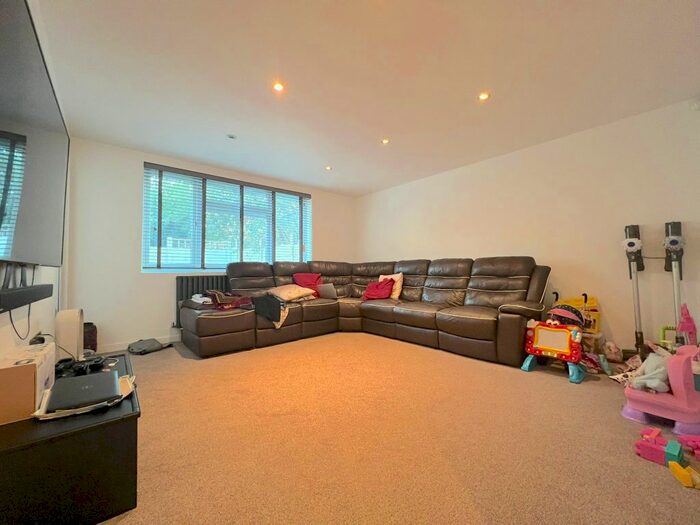 2 Bedroom Flat To Rent In Wyllen Close, Whitechapel, London, E1