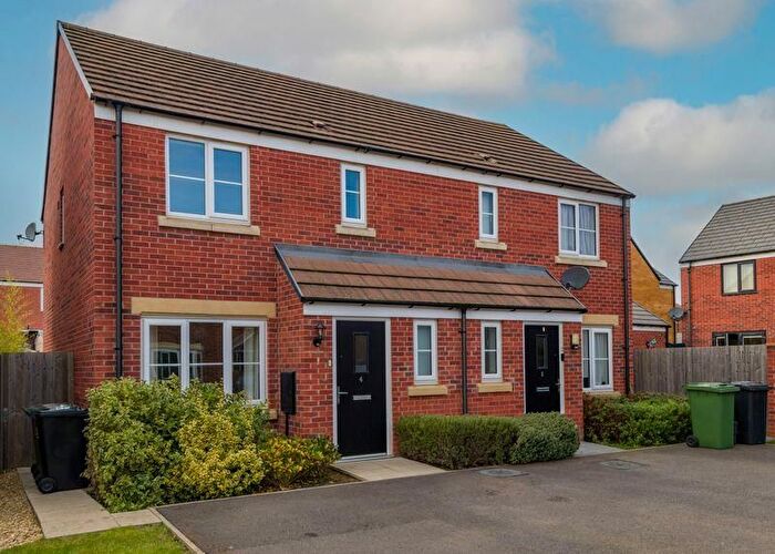 3 Bedroom Semi-Detached House For Sale In Fenton Close, Hampton Gardens, Peterborough, PE7