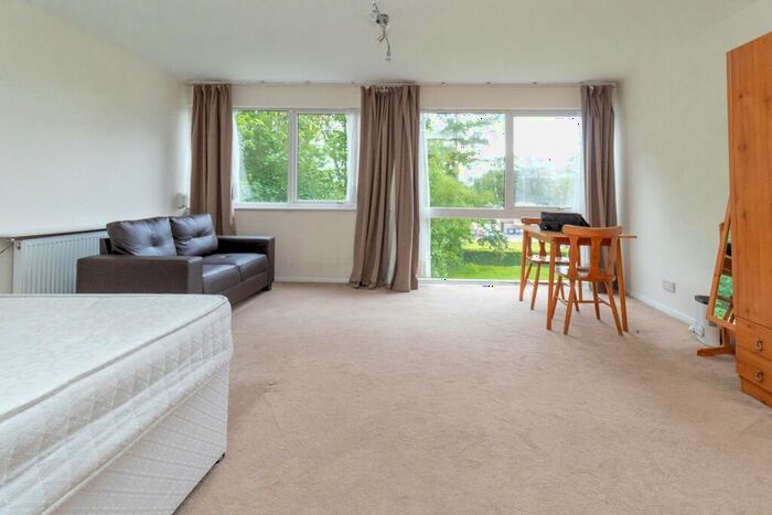 1 Bedroom Apartment For Sale In Stonegrove, Edgware, HA8