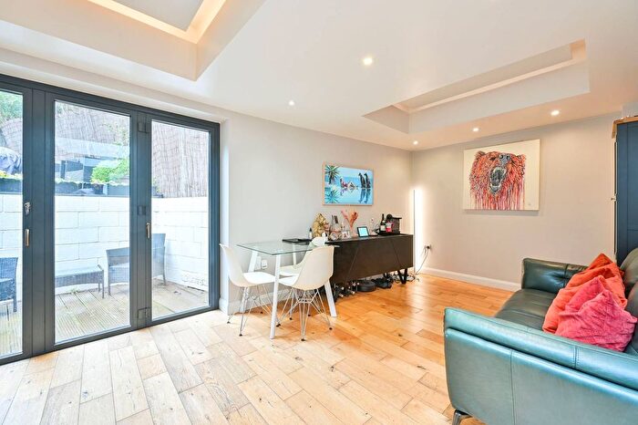 2 Bedroom Flat For Sale In Southwark Bridge Road, London Bridge, London, SE1