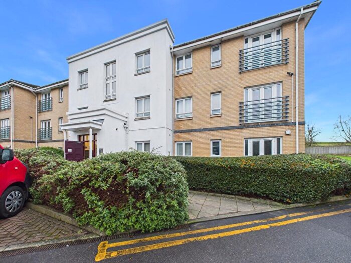 2 Bedroom Apartment For Sale In Sovereign Heights, Langley, Berkshire, SL3