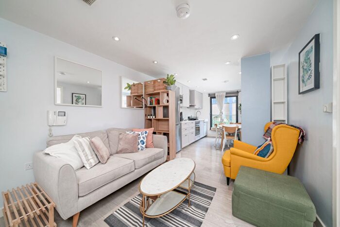 2 Bedroom Flat To Rent In Flower Court, Greenwell Street, London, W1W