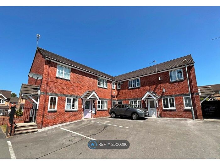 2 Bedroom Maisonette To Rent In Bellfield Close, Manchester, M9