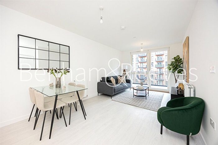 2 Bedroom Flat To Rent In Farine Avenue, Hayes, UB3