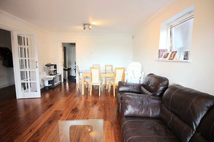 3 Bedroom Flat To Rent In Queens Road, London, NW4