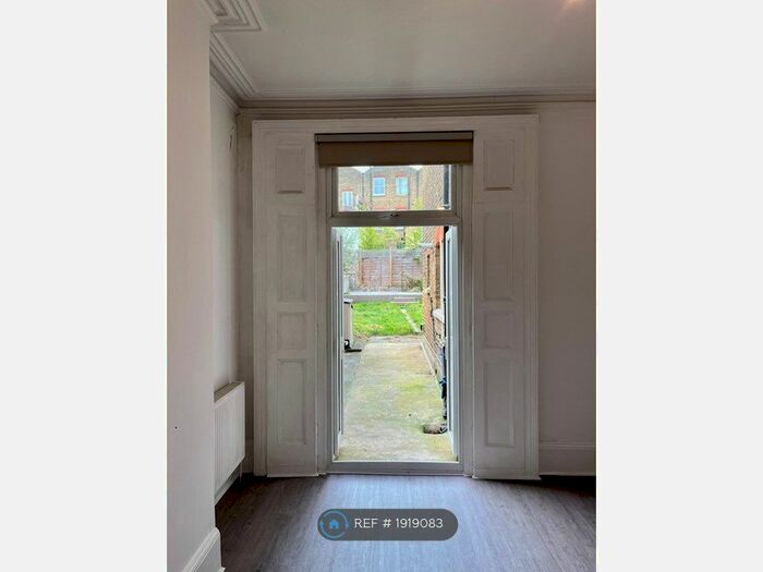 2 Bedroom Flat To Rent In Garden, London, N19