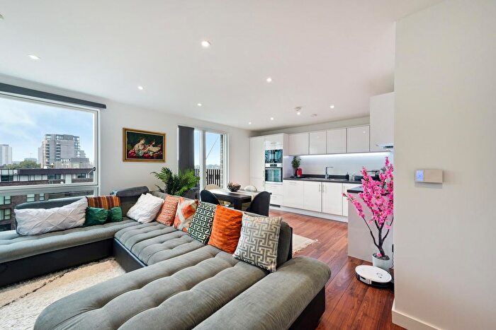 2 Bedroom Flat To Rent In Southmere House, Stratford, E15