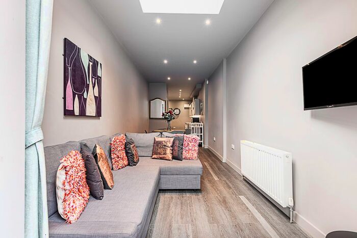 5 Bedroom Town House To Rent In Oman Avenue, London, NW2