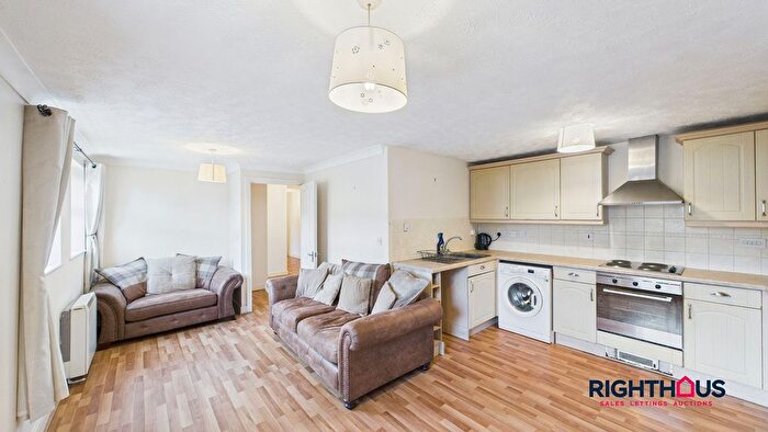 2 Bedroom Flat For Sale In Harrogate Road, Bradford, BD10