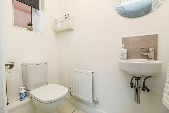 5 Bedroom Detached House For Sale In Elm View, Castleford, WF10