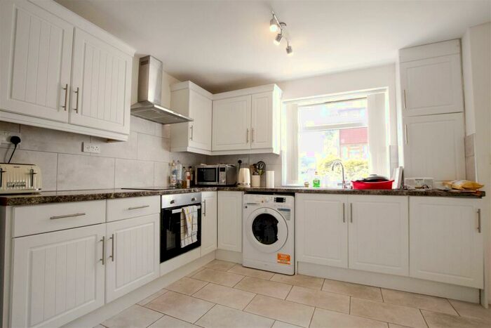 4 Bedroom House To Rent In Leahurst Crescent, Birmingham, B17