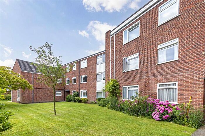 1 Bedroom Flat To Rent In Glamorgan Road, Hampton Wick, Kingston Upon Thames, KT1