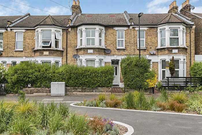 2 Bedroom Maisonette For Sale In Scotts Road, Leyton, London, E10