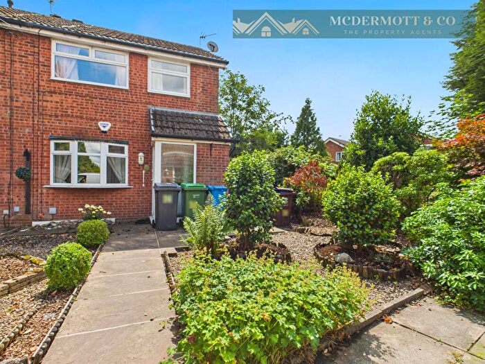 3 Bedroom Semi-Detached House For Sale In Hillingdon Close, Oldham, OL8