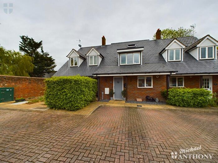 3 Bedroom Town House For Sale In Bicester Road, Aylesbury, HP19