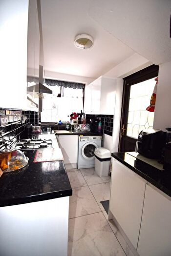 4 Bedroom Semi-Detached House To Rent In Dagenham, RM8