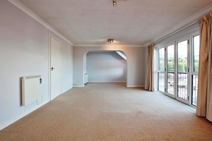 2 Bedroom Apartment To Rent In Portland Court - Spike Island, BS1