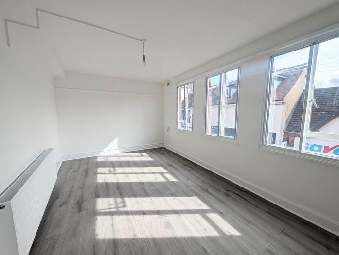 2 Bedroom Flat To Rent In High Street, Andover, SP10