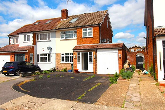 4 Bedroom Semi-Detached House For Sale In Davies Close, Rainham, RM13