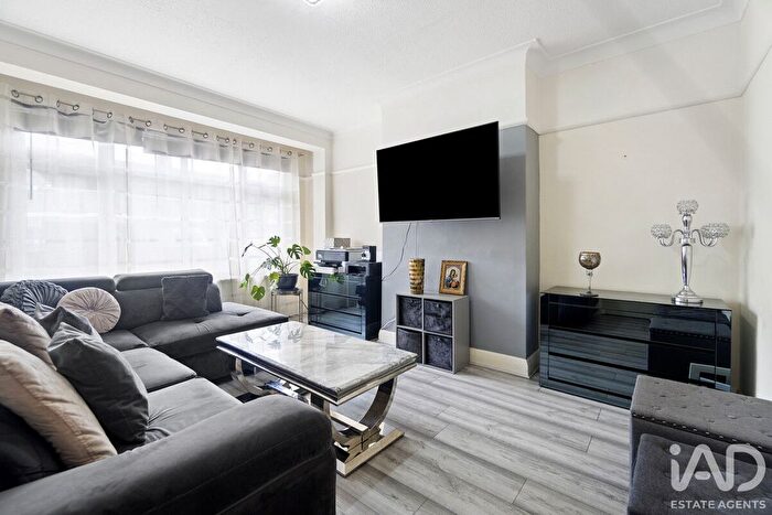 3 Bedroom Terraced House For Sale In Balmoral Avenue, Beckenham, BR3