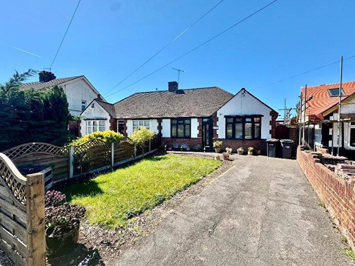 3 Bedroom Bungalow For Sale In Hitchin Road, Stopsley, Luton, Bedfordshire, LU2
