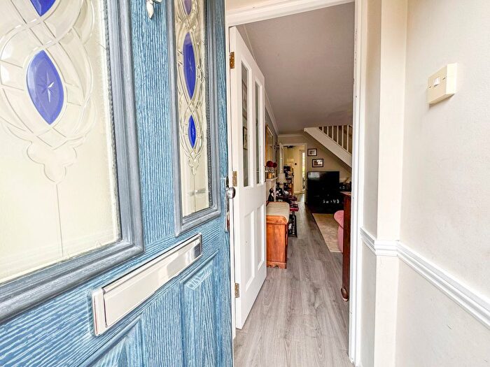 3 Bedroom Semi-detached House For Sale In Caernarvon Close, Hockley, SS5