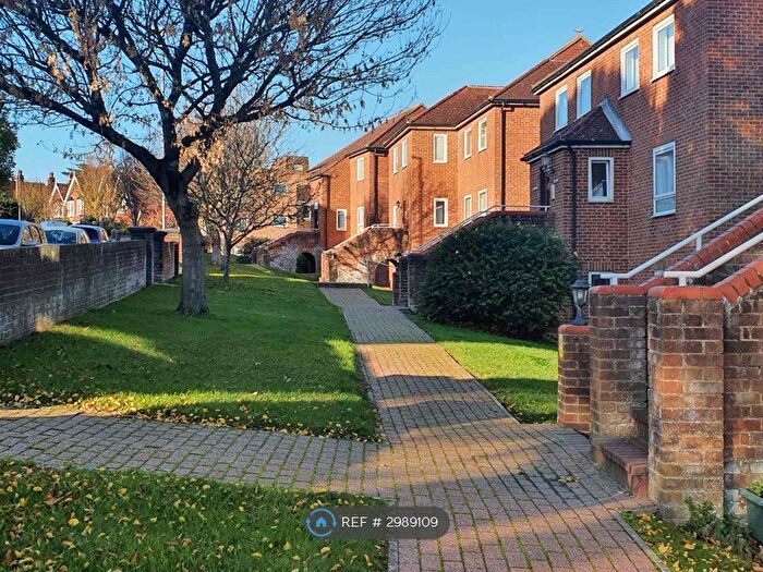 2 Bedroom Flat To Rent In Carew Views, Eastbourne, BN21