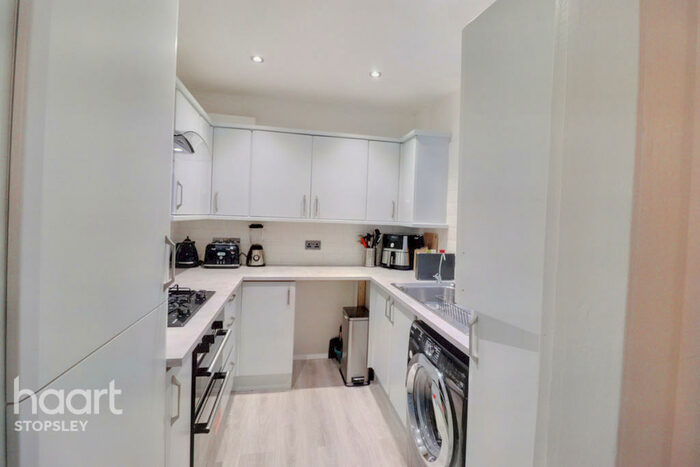 3 Bedroom Semi-Detached House For Sale In Norfolk Road, Luton, LU2