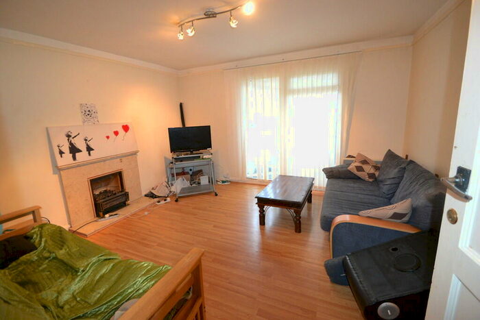 3 Bedroom Apartment To Rent In Kingsnympton Park, Kingston Upon Thames, KT2