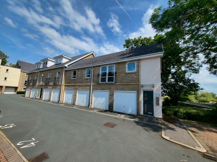 2 Bedroom Apartment To Rent In Albert Promenade, Halifax, HX3
