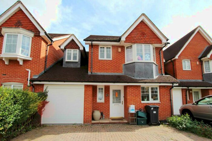 4 Bedroom House To Rent In Marl Field Close, Worcester Park, KT4