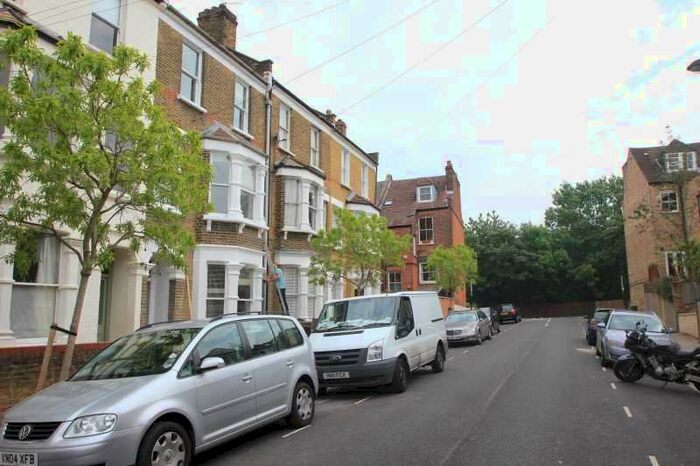 Flat To Rent In Witherington Road, Drayton Park, N5