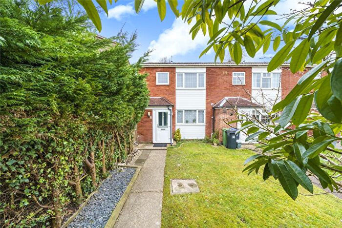 3 Bedroom End Of Terrace House For Sale In Cambridge Close, St Johns, Woking, Surrey, GU21