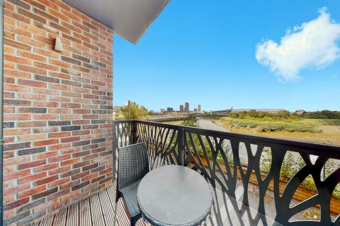 2 Bedroom Flat To Rent In City View Point, Leven Road, London, E14