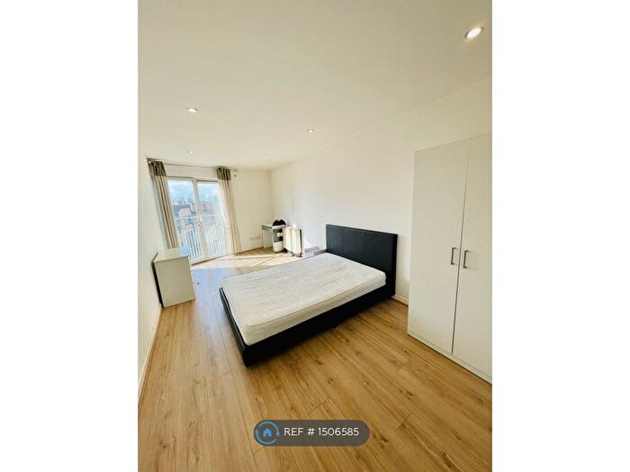 4 Bedroom Flat To Rent In Fonda Court, London, E14