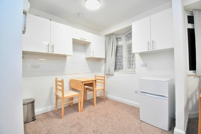 Studio To Rent In Devon Close, Perivale, UB6