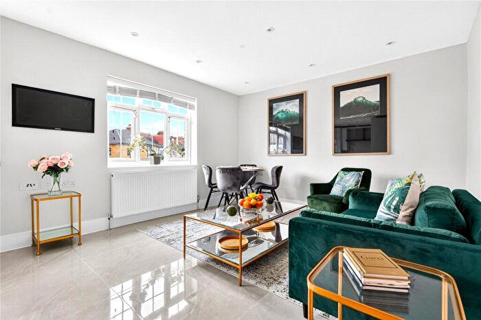 2 Bedroom Flat For Sale In Edward Avenue, Chingford, London, E4