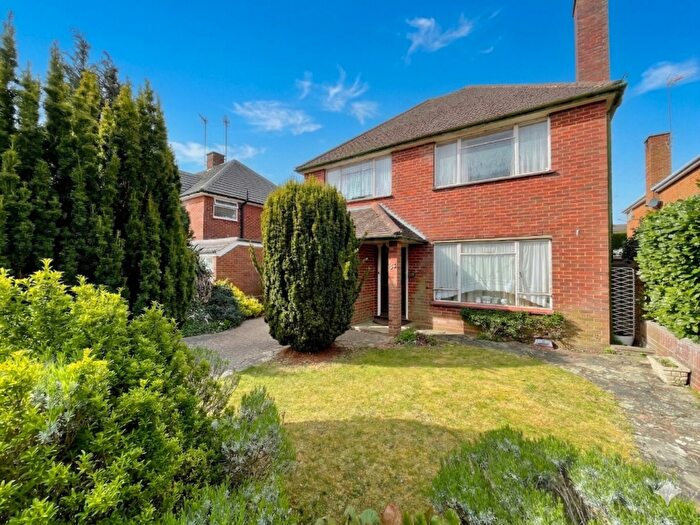 3 Bedroom Detached House For Sale In Blandford Avenue, Luton, Bedfordshire, LU2