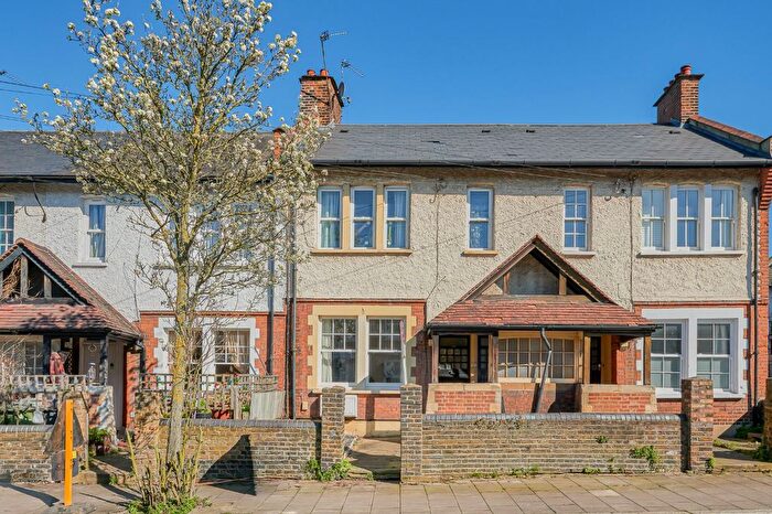 3 Bedroom Maisonette For Sale In Lyham Road, Brixton, London, SW2