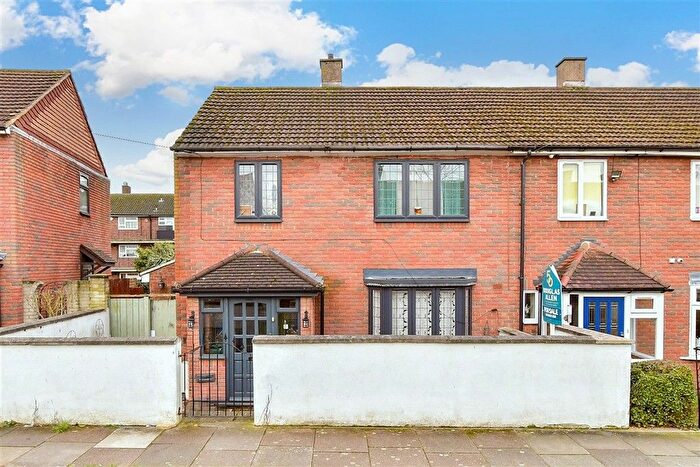 3 Bedroom End Terrace House For Sale In Hind Close, Chigwell, Essex, IG7