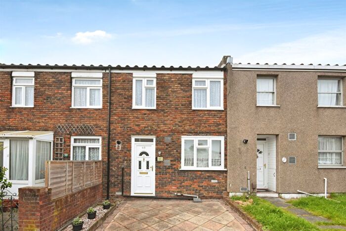 3 Bedroom Terraced House For Sale In Clematis Close, Romford, RM3