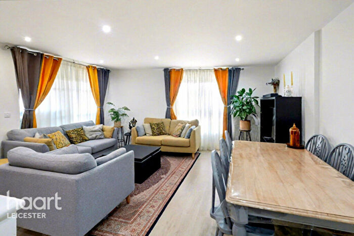 2 Bedroom Apartment For Sale In Watkin Road, Leicester, LE2