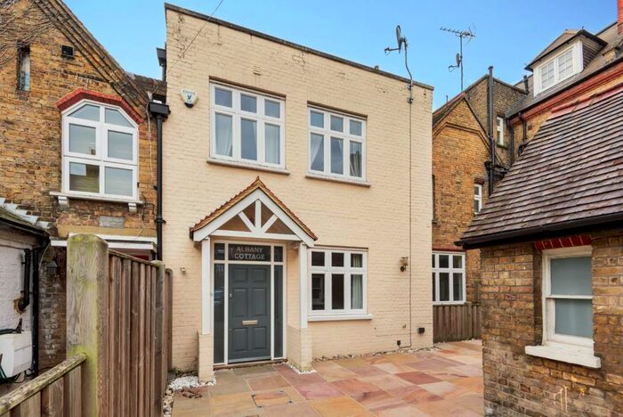 2 Bedroom Terraced House To Rent In Albany Road, Windsor, SL4