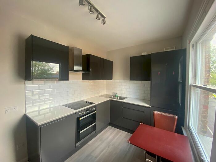 2 Bedroom Flat To Rent In High Street, Penge, London, SE20