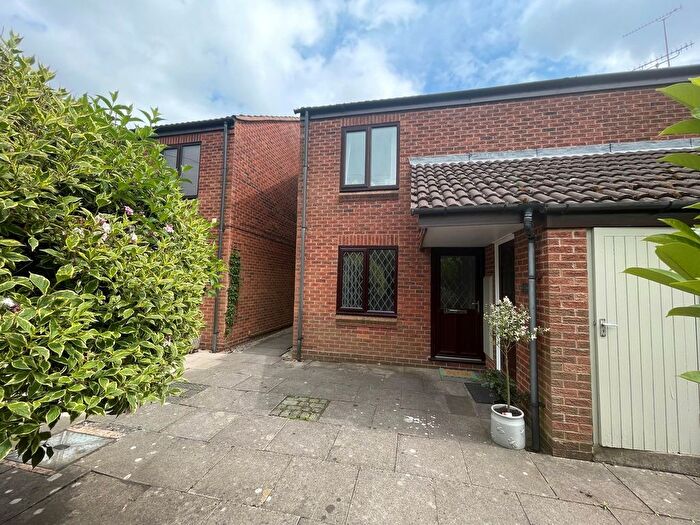 2 Bedroom Flat For Sale In Willowdale Grange, Tettenhall, Wolverhampton, WV6