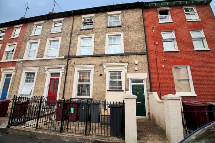 1 Bedroom Flat To Rent In Zinzan Street, Reading, Berkshire, RG1