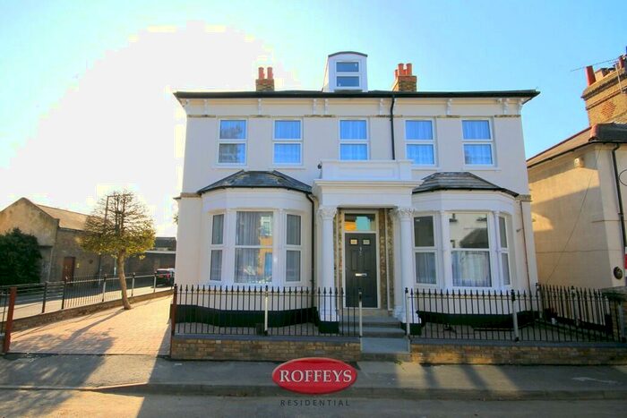 2 Bedroom Apartment To Rent In Manor Road, Waltham Abbey, EN9