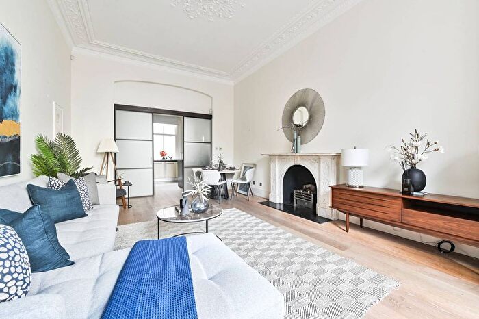 2 Bedroom Flat For Sale In Redcliffe Square, Chelsea, London, SW10