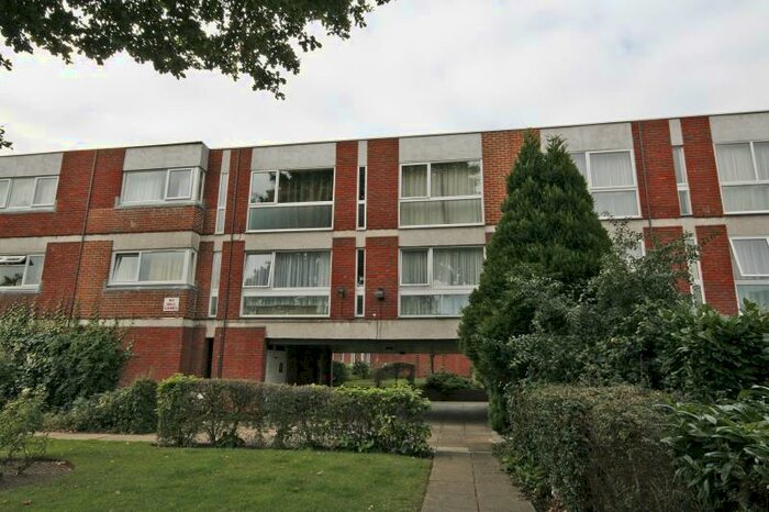 2 Bedroom Flat To Rent In Brantwood Court, West Byfleet, KT14