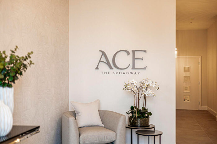 2 Bedroom Apartment For Sale In Broadway, Leigh-on-sea, SS9